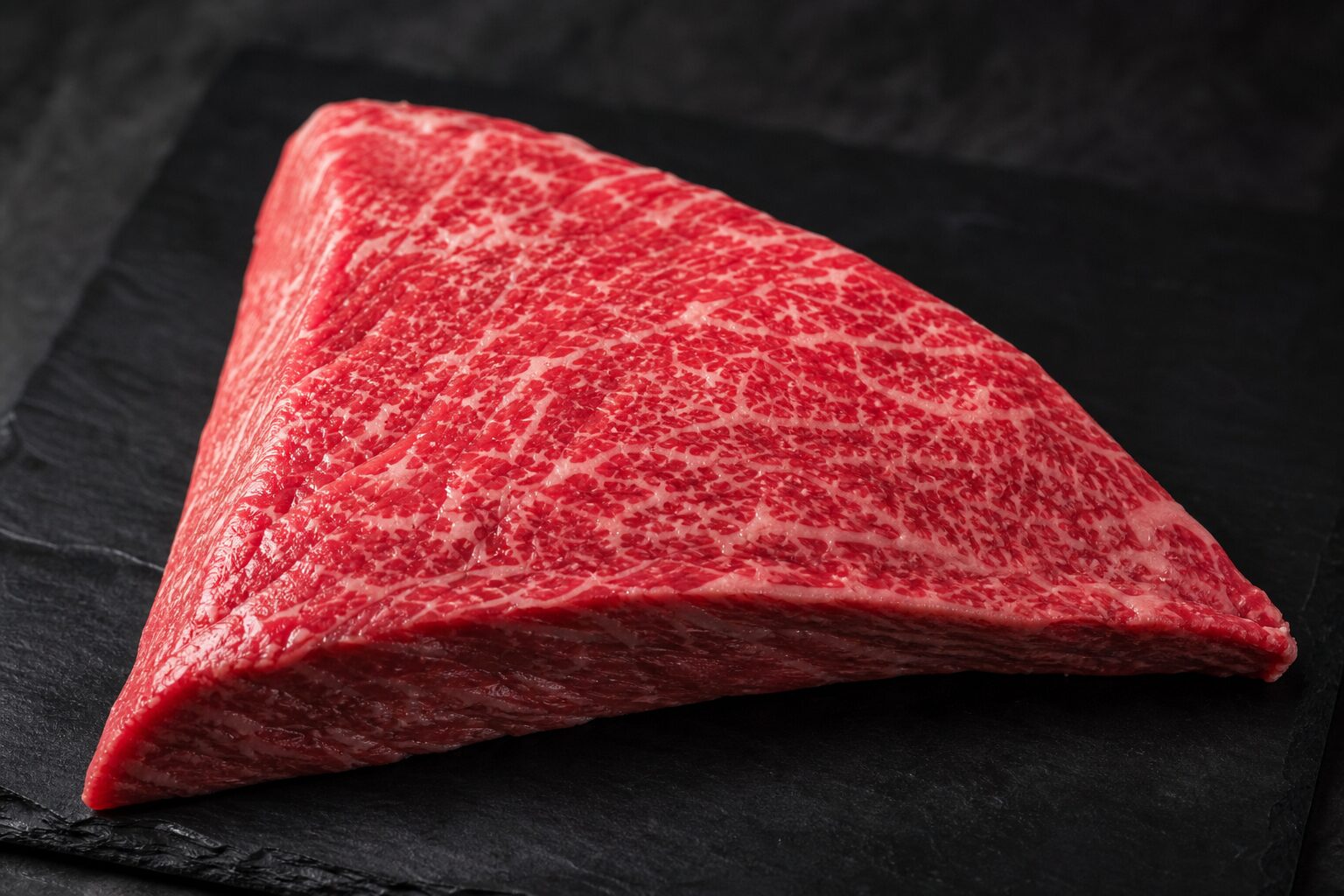 赤身に細かなサシが入った三角形の生トモサンカク