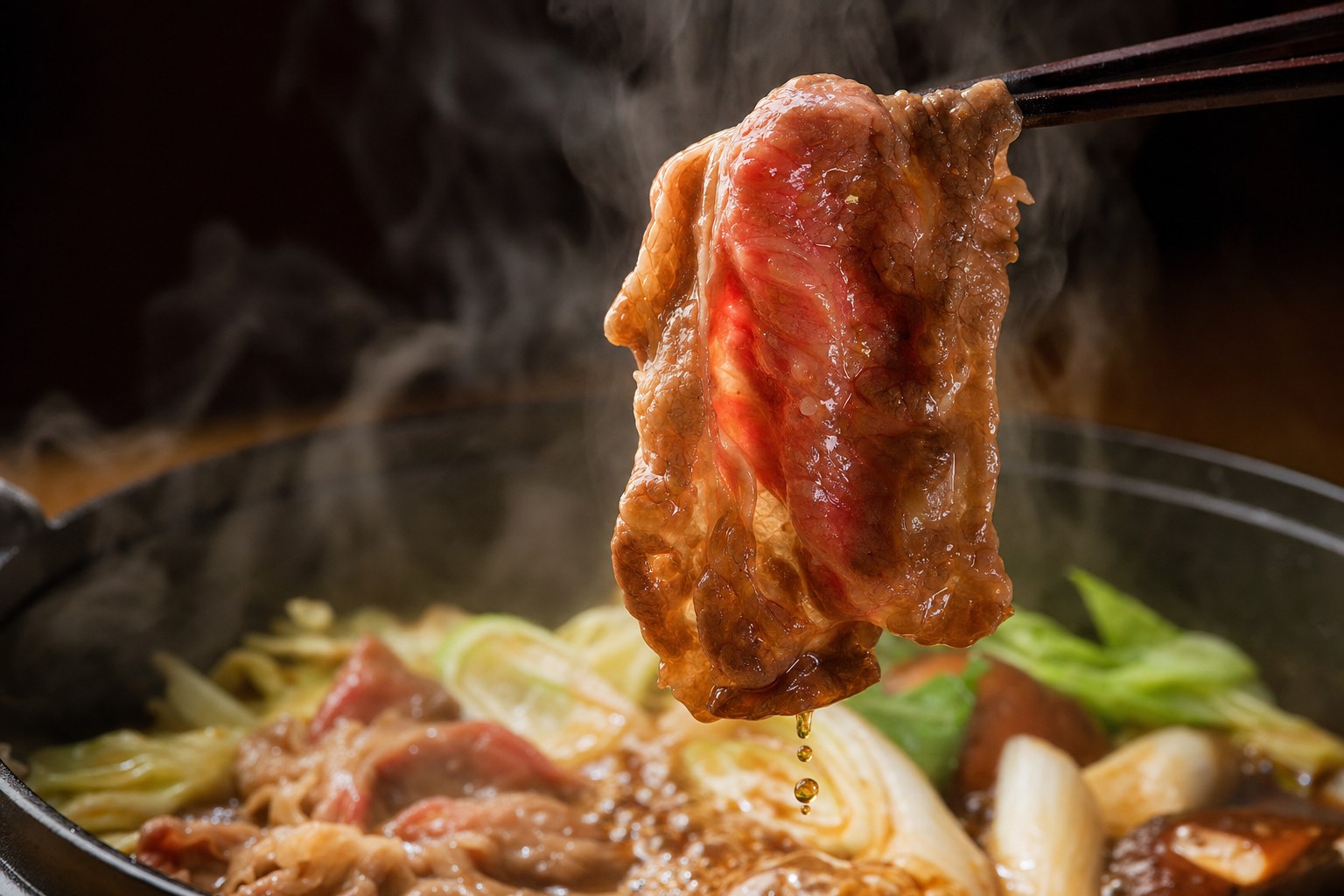 すき焼き鍋で煮る肉と野菜